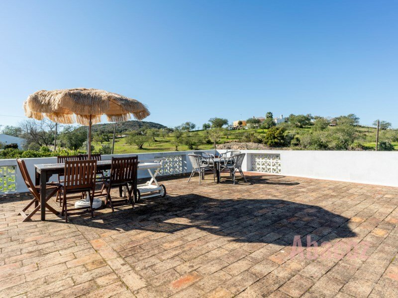 Picturesque 3 Bedroom Villa Set On In Santa Bárbara De Nexe, Algarve