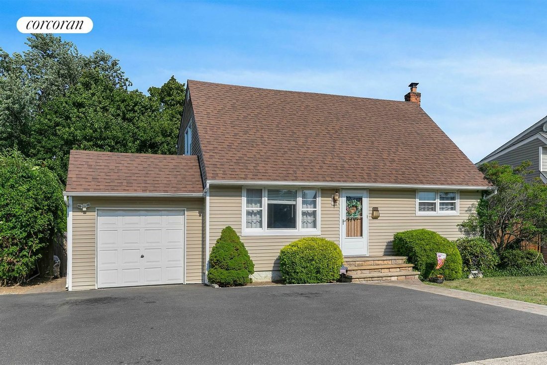 House in West Babylon, New York, United States 1 - 12155001