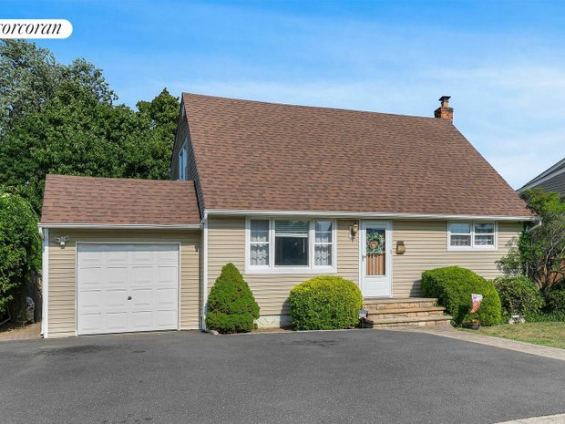 House in West Babylon, New York, United States 1