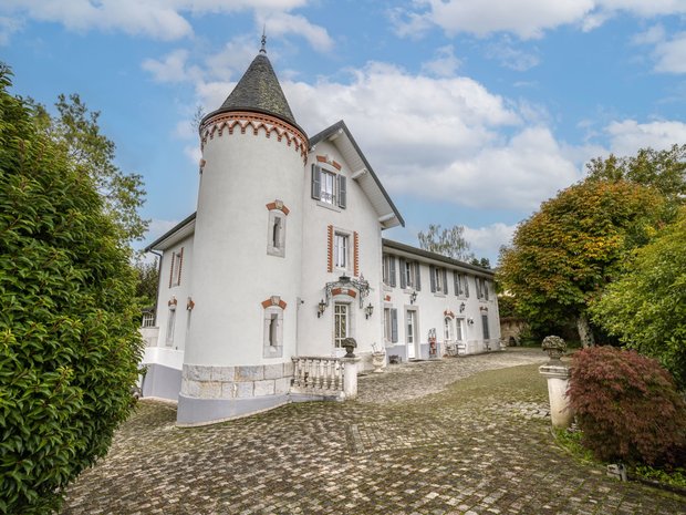 Luxury homes with game room for sale in Divonne-les-Bains, Auvergne ...