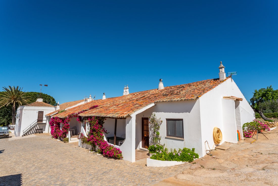 Algarve Farm For Sale, 75.000m2, Manor House + 4 In Guia, Algarve