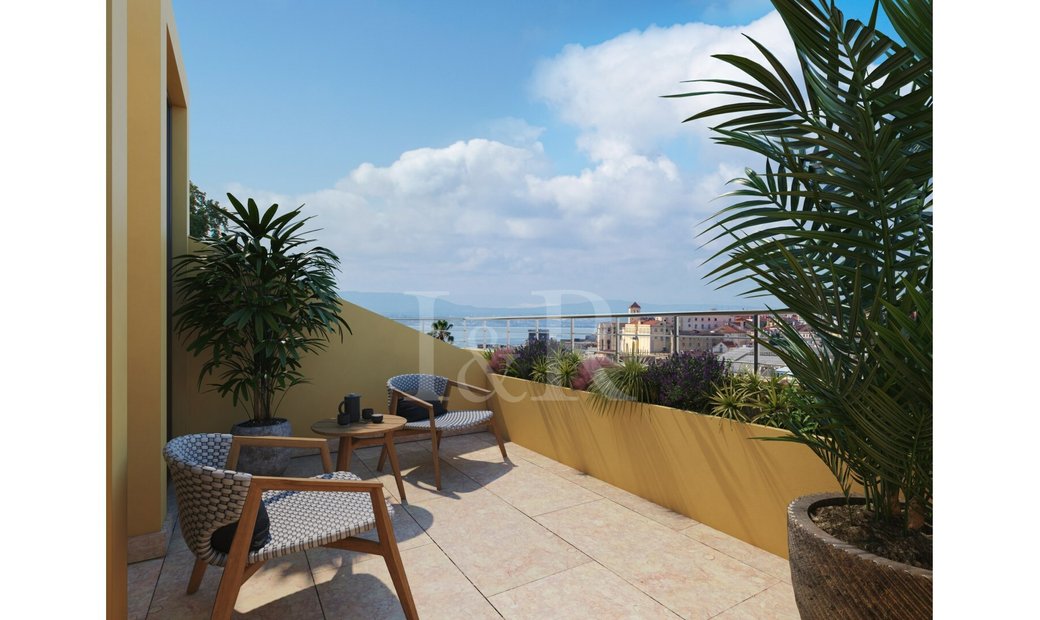 3 Bedroom Duplex Apartment With Terrace And River In Lisbon, Lisbon