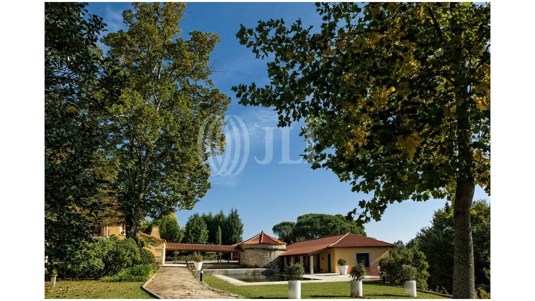 Property Consisting Of 2 Houses 1,000 In Tondela, Viseu District