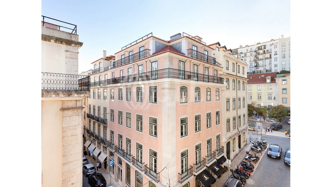 9 Bedroom Apartment For Renovation Works In In Lisbon, Lisbon, Portugal