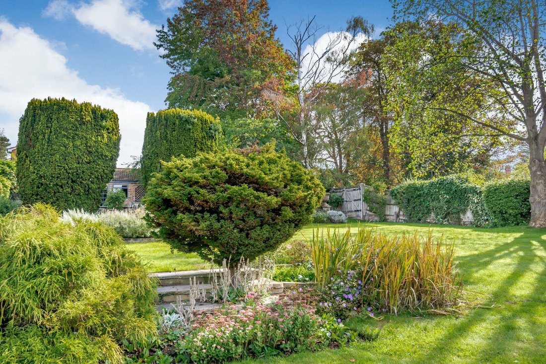 Elegant House With Delightful In Ashtead, England, United