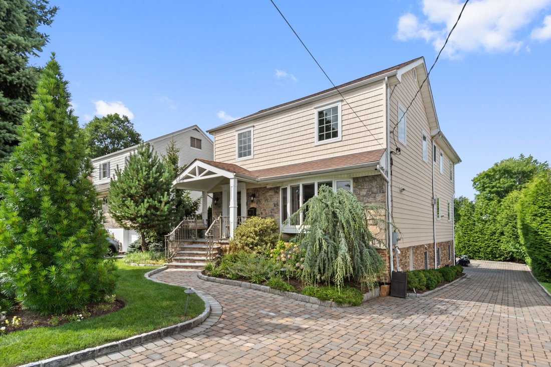 4 Bedrooms Single Family Detached In Eastchester, New York, United