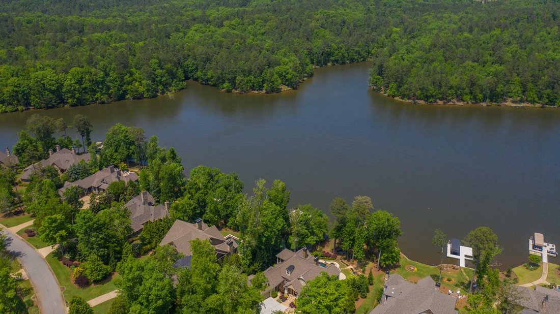 Exquisite Lakefront Home In Reynolds Lake In Greensboro,