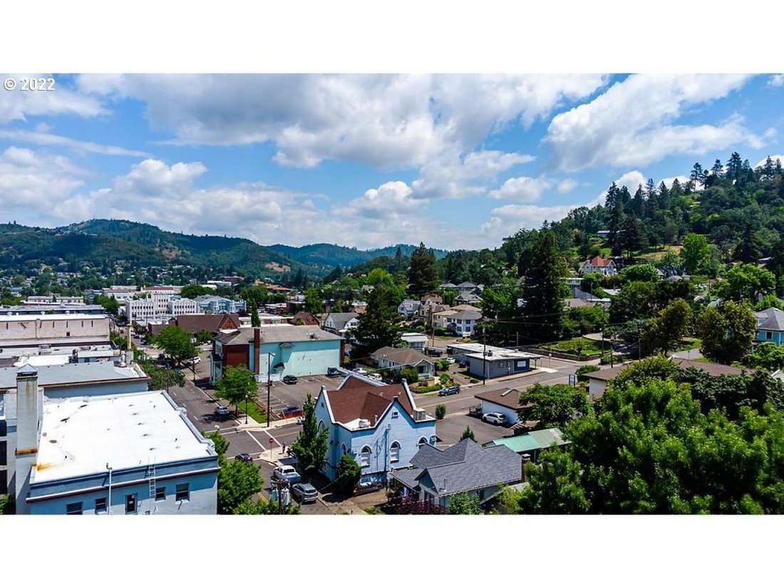 Charming Downtown Versatile Building In Roseburg, Oregon, United States