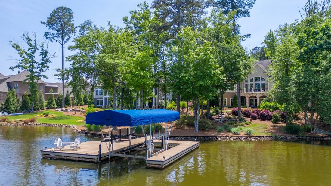 Exquisite Lakefront Home In Reynolds Lake In Greensboro,