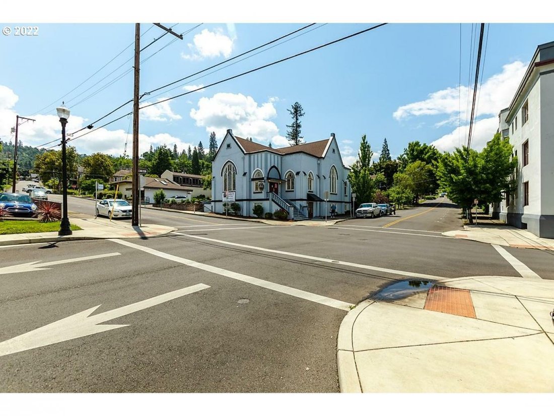 Charming Downtown Versatile Building In Roseburg, Oregon, United States