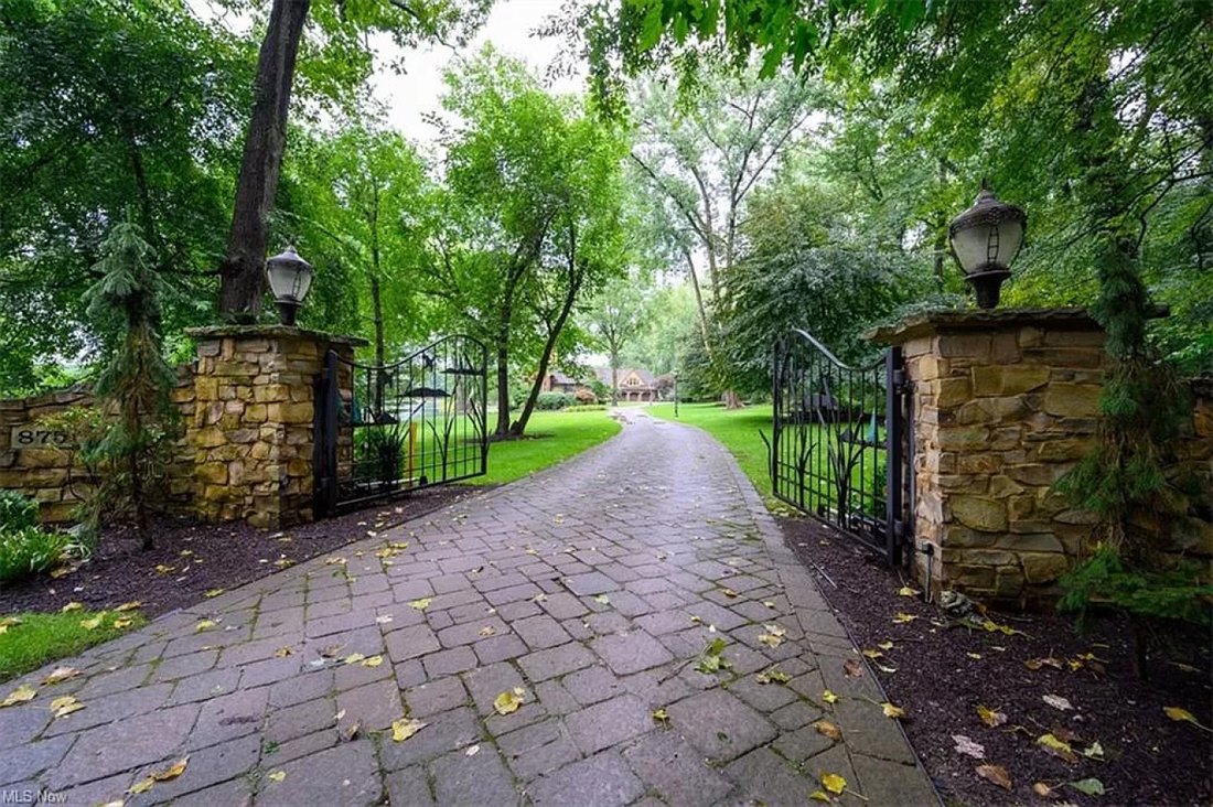 875 Swigart Road In New Franklin, Ohio, United States For Sale (12284545)