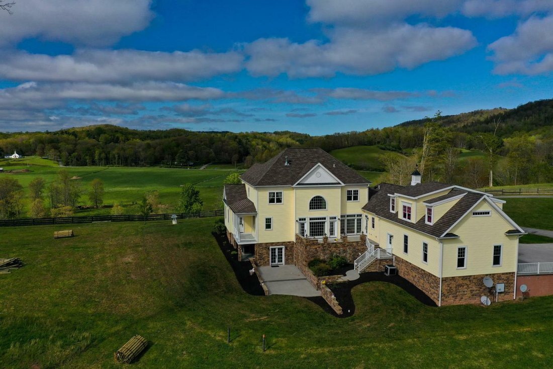 Americana Victorian Farmhouse In Grassy Meadows, West Virginia, United