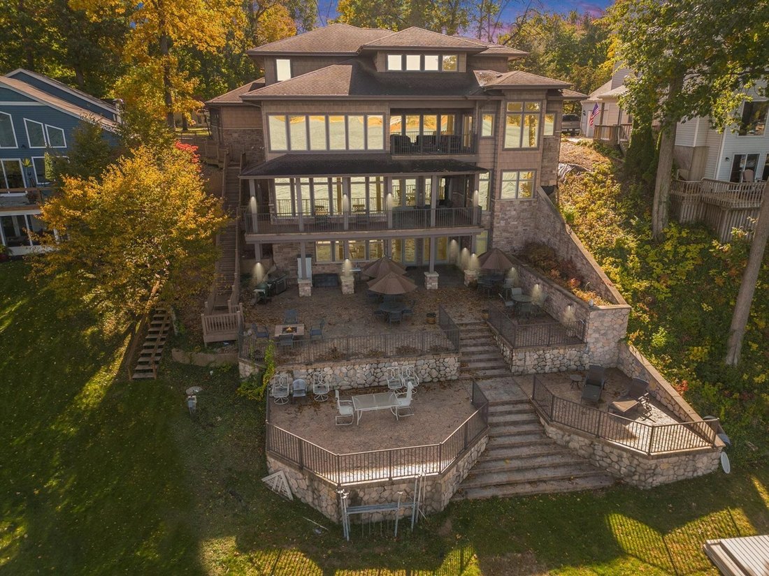 5 Bedrooms Single Family Detached In Plymouth, Indiana, United States