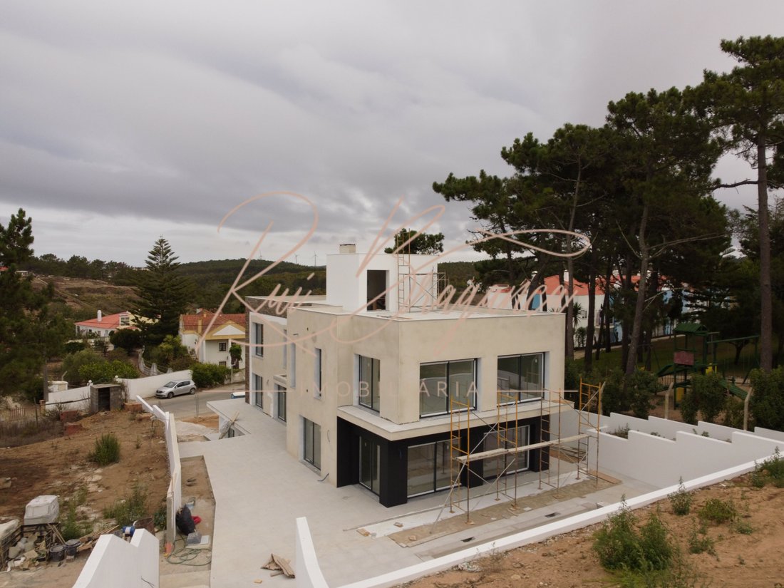 Villa In The Center Of Ericeira Plot With 720m In Ericeira, Lisbon
