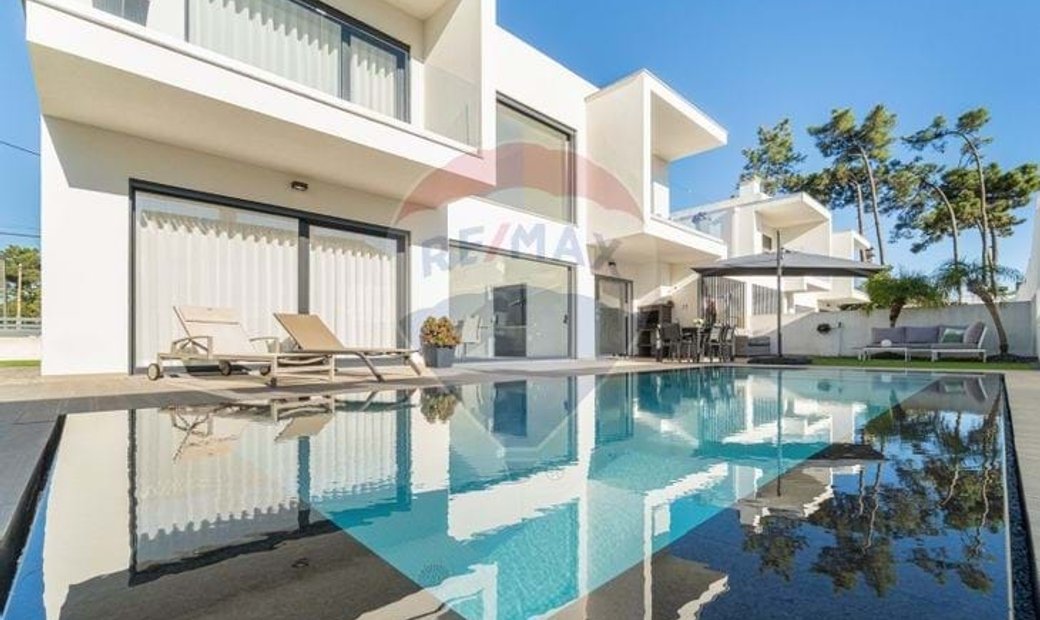 House T4 Deluxe For Sale In Charneca De Caparica E In Almada, Setubal