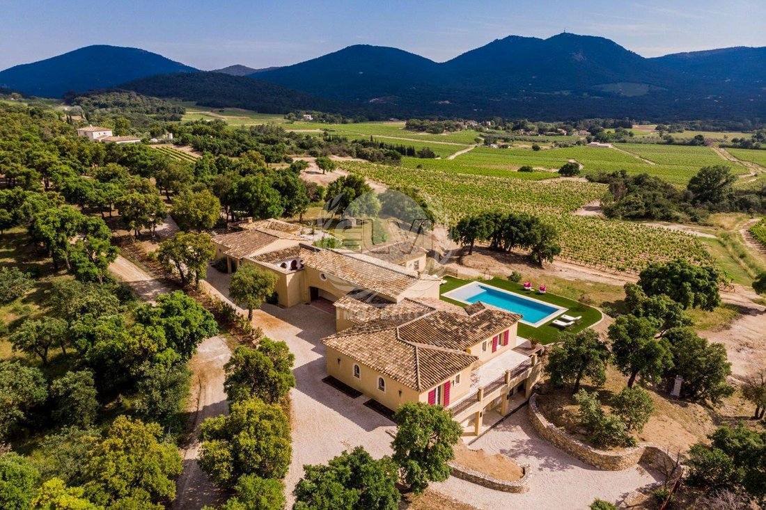 Propriété à Plan De Dans Le Plan De La Tour, Provence Alpes Côte D'azur