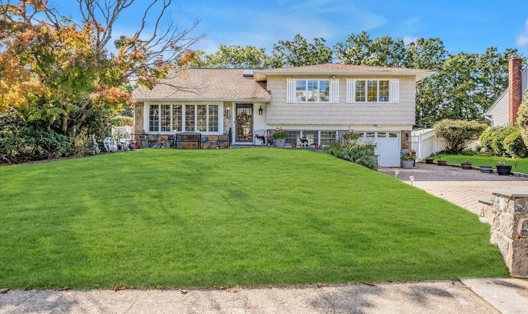 House Smithtown In Smithtown, New York, United States For Sale (12304715)