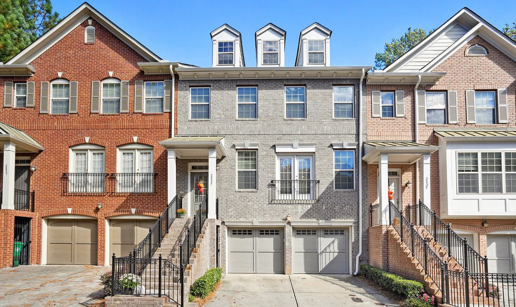 Lovely Brick Townhome In Gated Community In Brookhaven, United