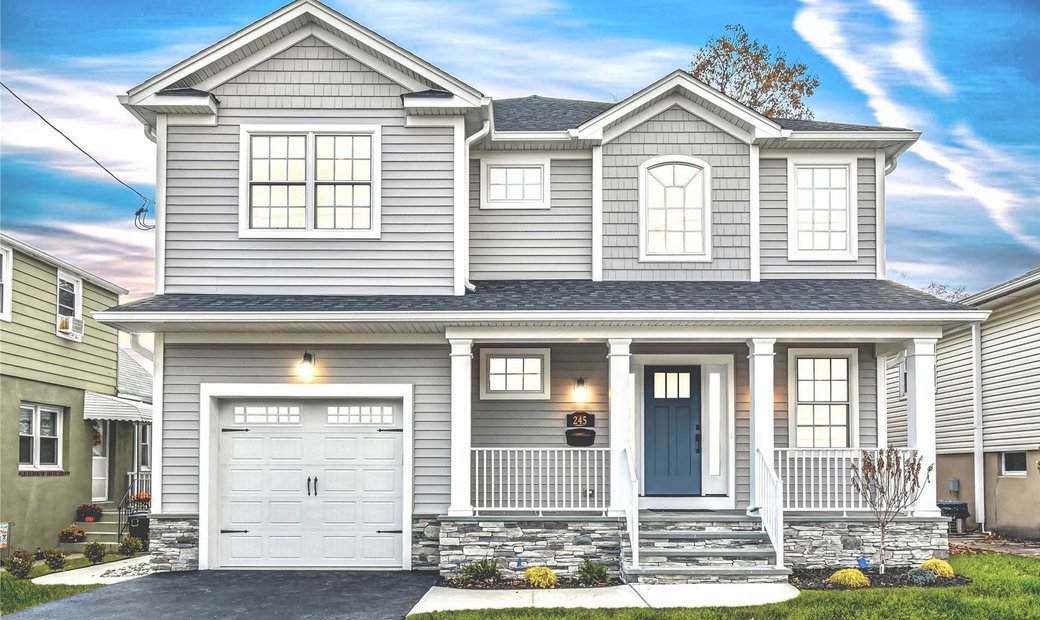 5 Bedrooms Single Family Detached In Syosset, New York, United States