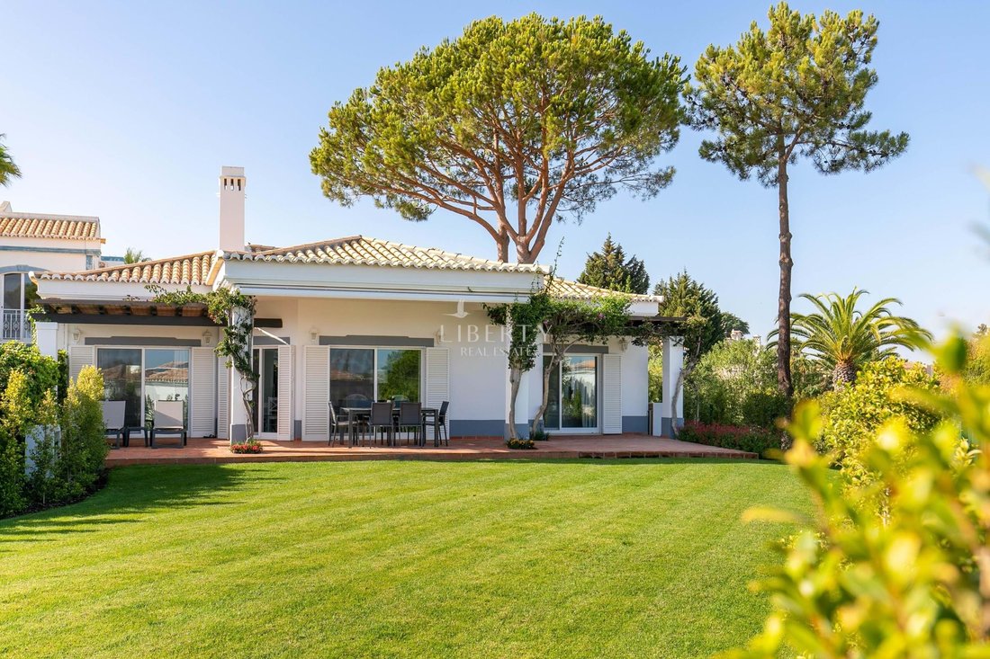 A 3 Bedroom Single Storey Villa With Dans Almancil, District De Faro