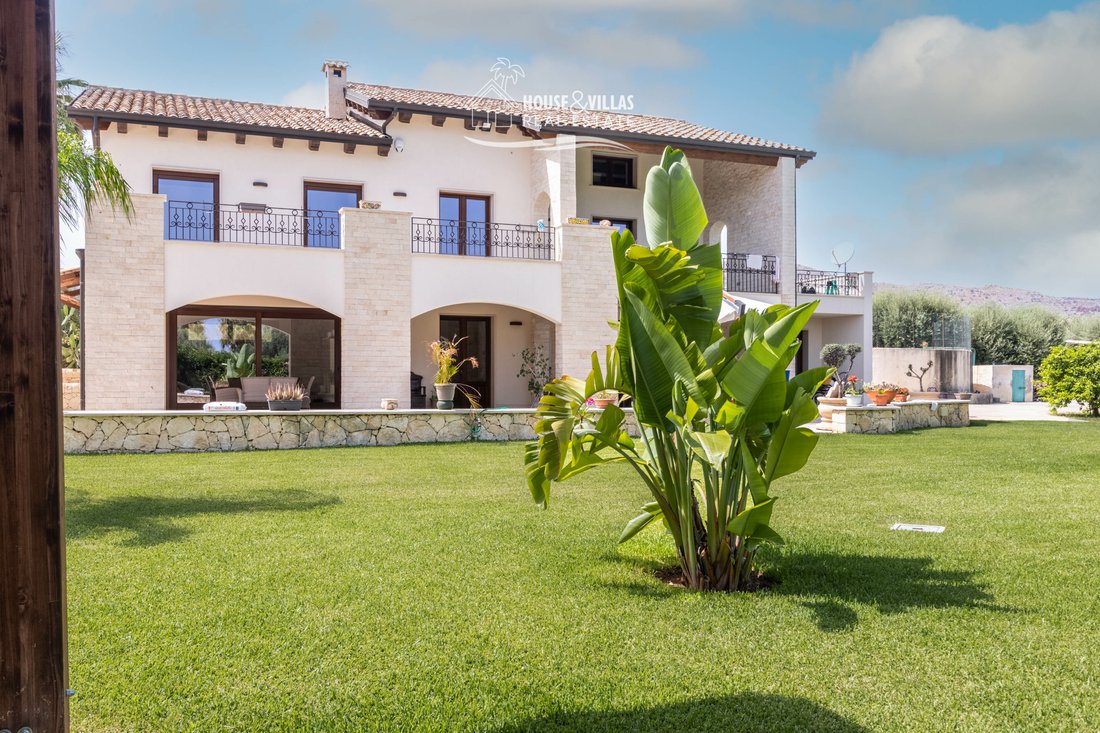 Villa With Garden And Lemon Grove In Avola In Avola, Sicily, Italy For ...