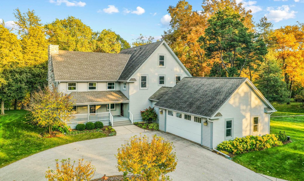 6 Bedrooms Single Family Detached In Okauchee Lake, Wisconsin, United