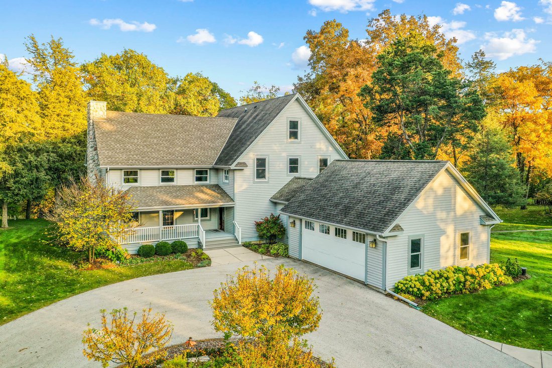 6 Bedrooms Single Family Detached In Okauchee Lake, Wisconsin, United