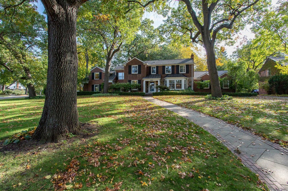 Sprawling Colonial In The Woods In Huntington Woods, Michigan, United