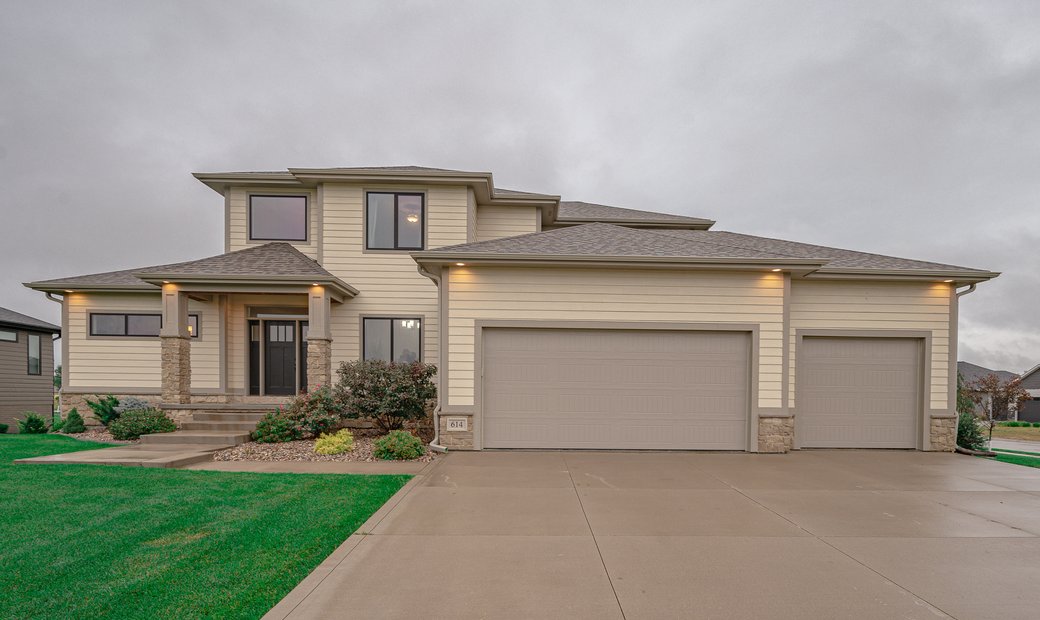 5 Bedrooms Single Family Attached In Dakota Dunes, South Dakota, United