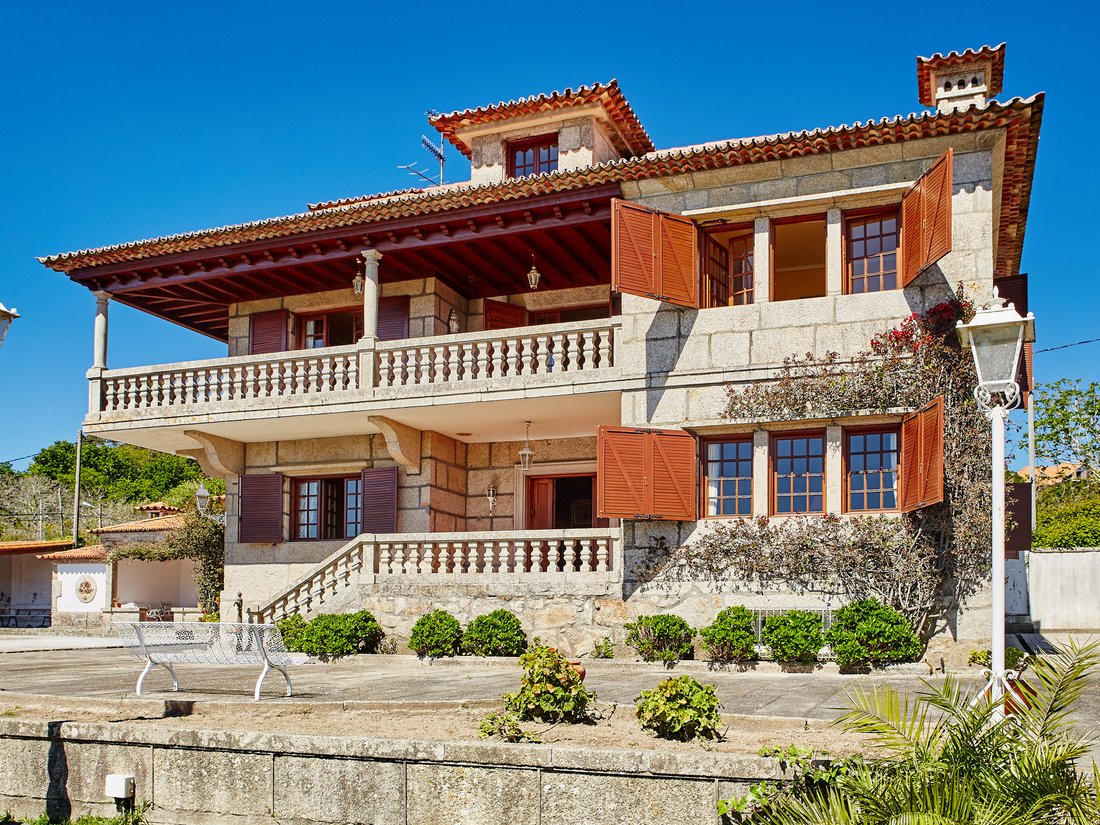 Grand House With Sea Views, Pool And Tennis Court In In Nigrán, Galicia