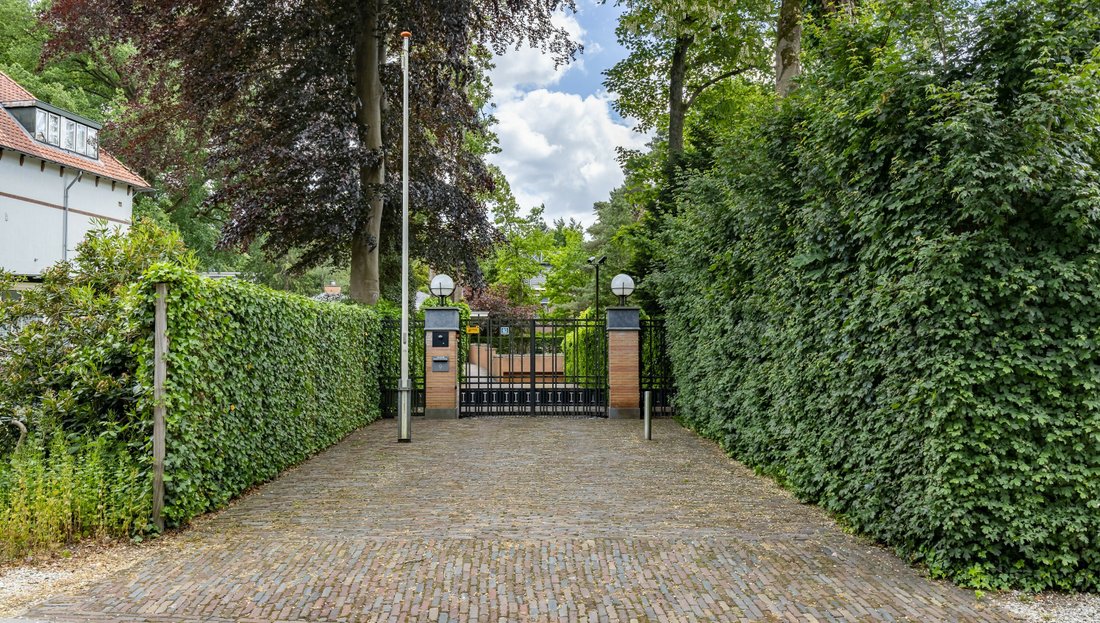 Frank Lloyd Wright In A High End Residential In Baarn, Utrecht