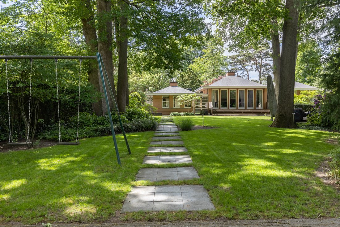 Frank Lloyd Wright In A High End Residential In Baarn, Utrecht