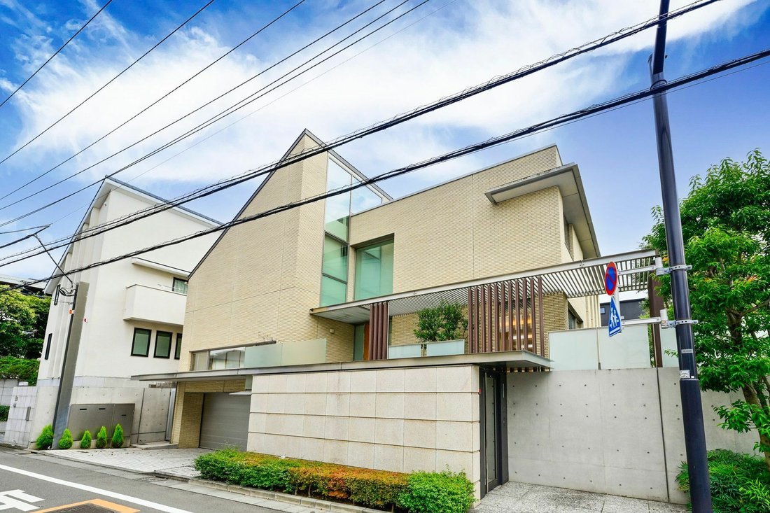 Stylish Shinagawa White House + 3 Cars Inside In Shinagawa City, Tokyo