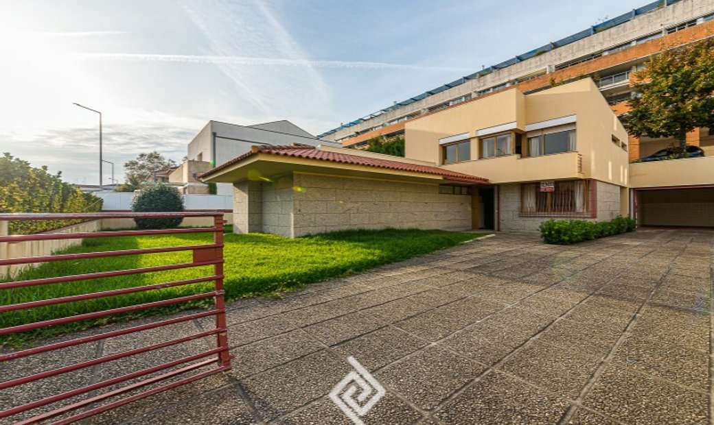 House In Guimarães City, Set In A Luxurious And In Guimaraes, Braga