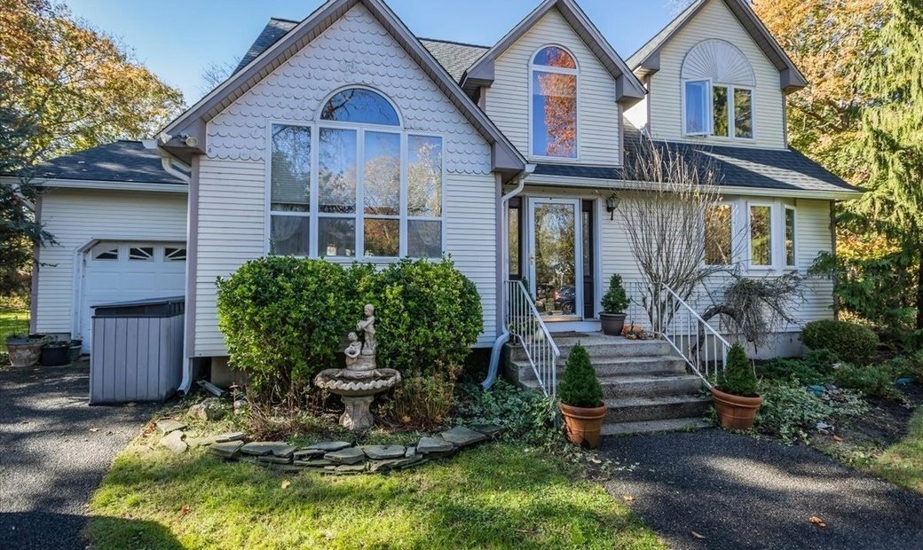 House East Moriches In East Moriches, New York, United States For Sale
