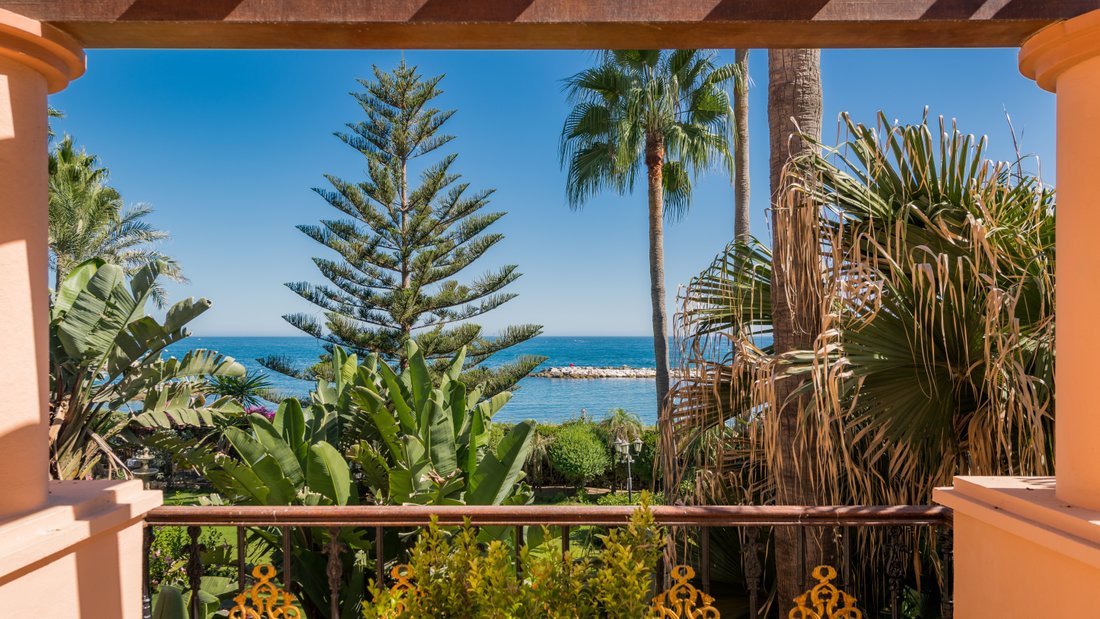 Stunning 5 Bedroom Beachfront Duplex In Puerto Banús, Andalusia, Spain For Sale (12344879)