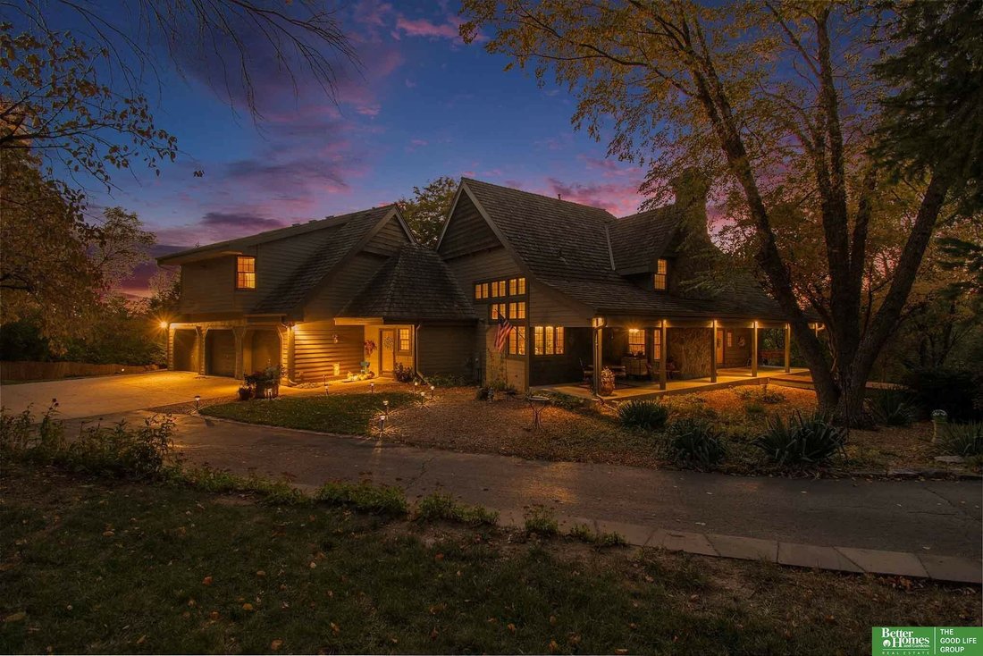 6 Bedrooms Single Family Detached In Omaha, Nebraska, United States For