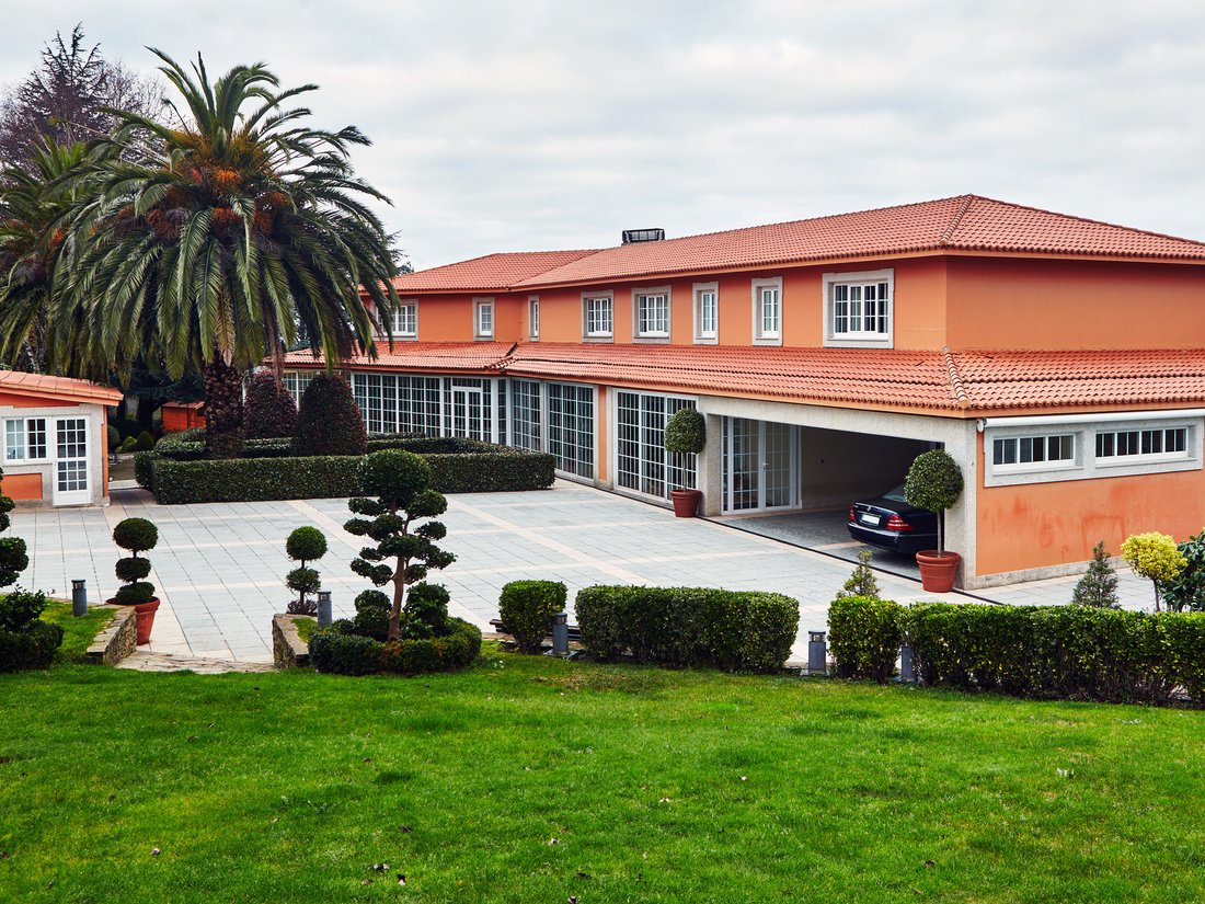 Grand House With Pool And Garden In Exclusive In Oleiros, Galicia