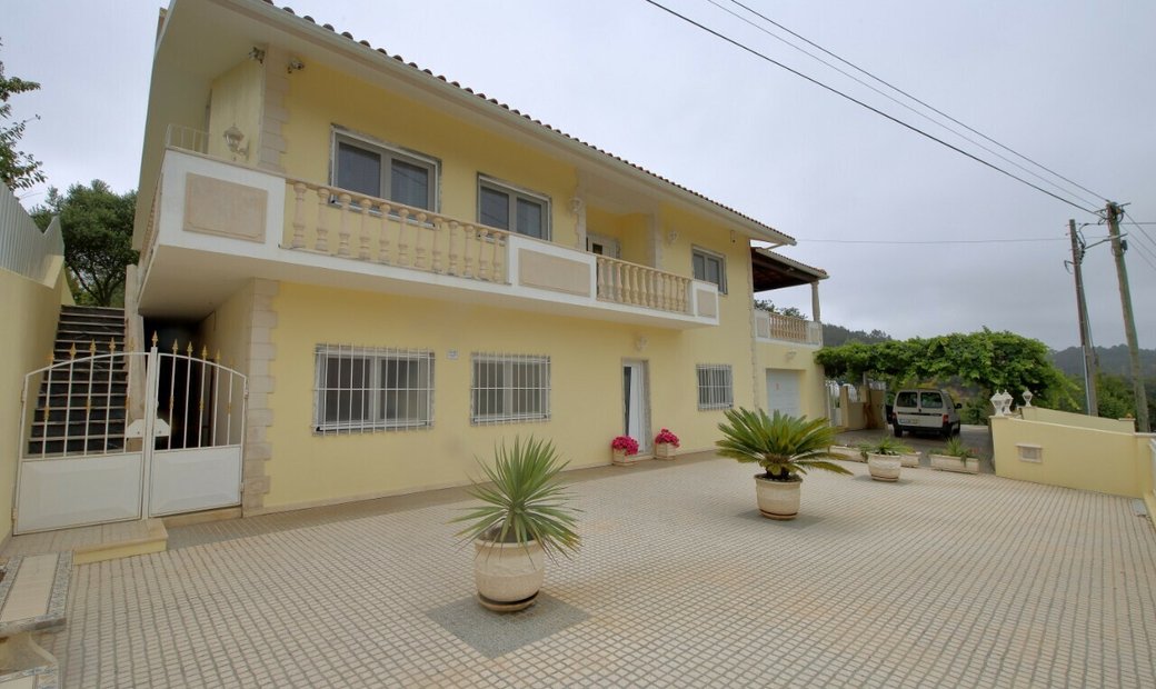 Maison Individuelle, Avec Terrain De 2500m² Et Garage Dans Leiria, Portugal à Vendre (12347327)