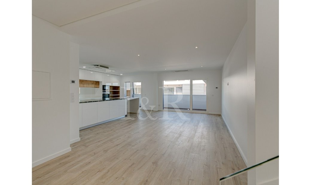 3 Bedroom Duplex Apartment With Terrace And In Montijo, Setubal