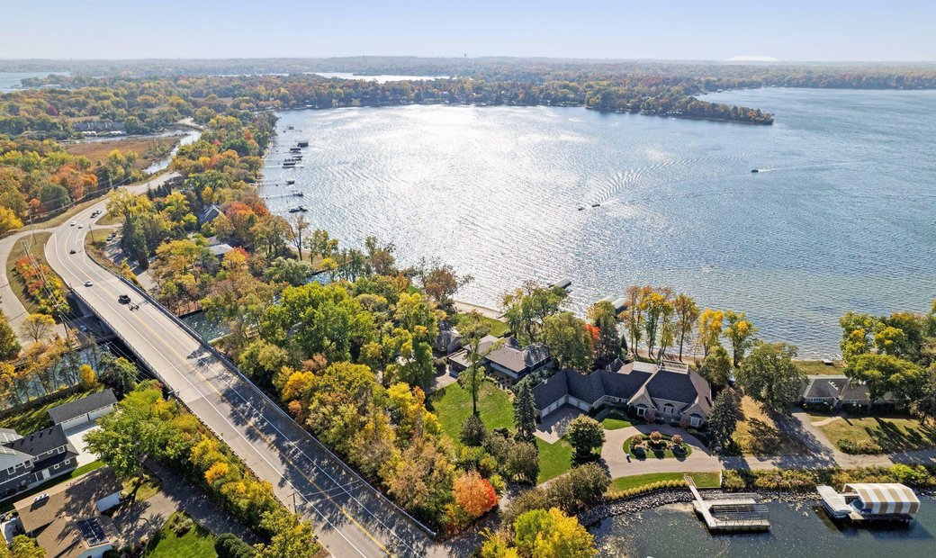 4 Bedrooms Single Family Detached In Orono, Minnesota, United States