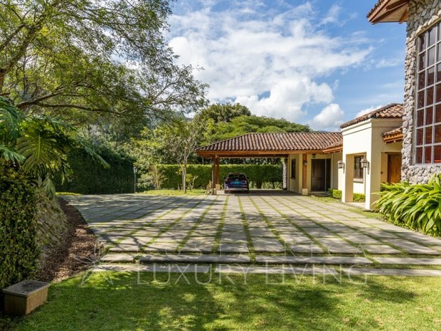 Lujo ecuestre casas en venta en Escazú, San José, Costa Rica | JamesEdition