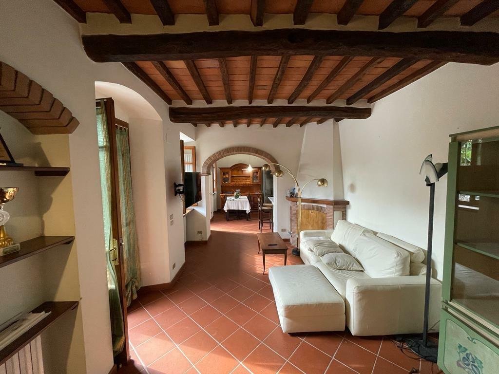 A Tuscan Hideaway: Firelit Elegance in Forte dei Marmi’s Golden Light
