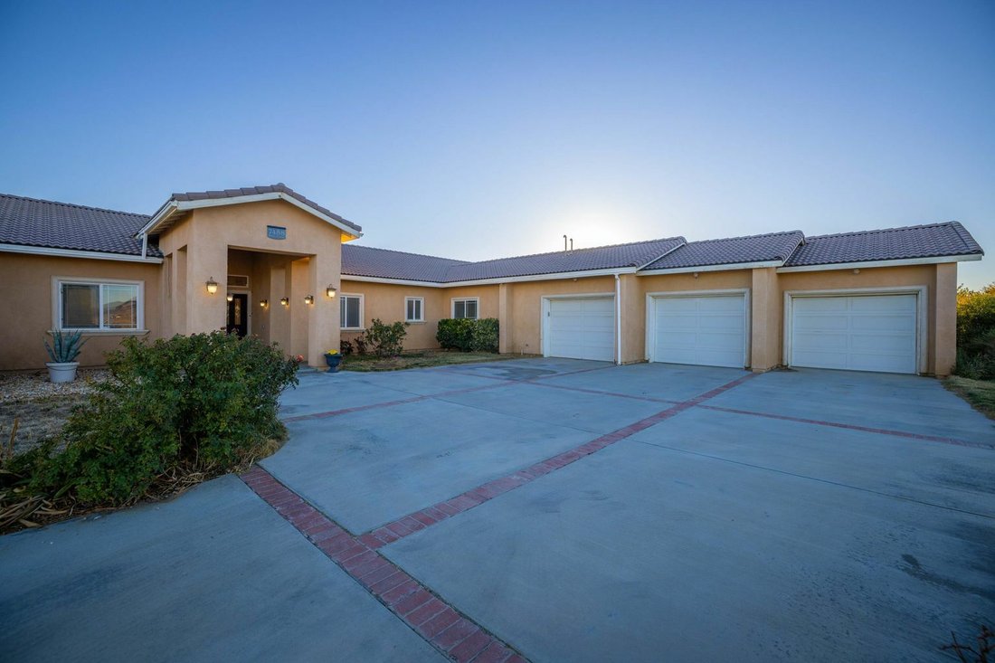 4 Bedrooms Single Family Attached In Rosamond, California, United