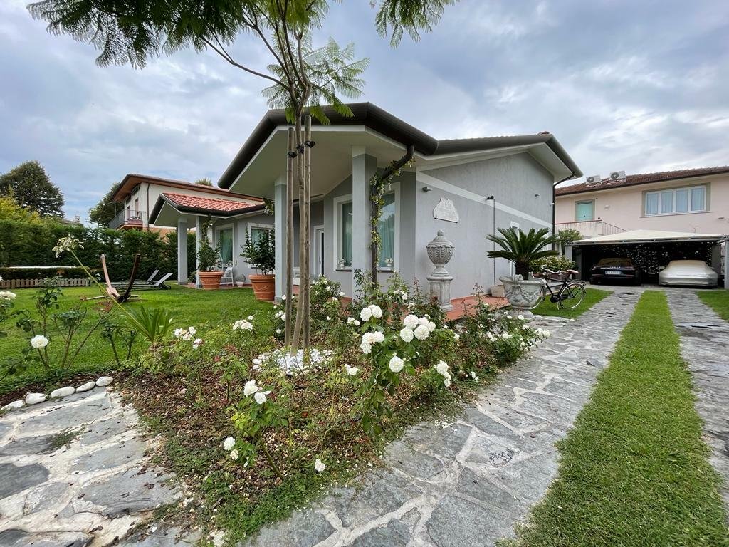 Modern And Huge Villa In Bautiful Position In Forte Dei Marmi, Tuscany