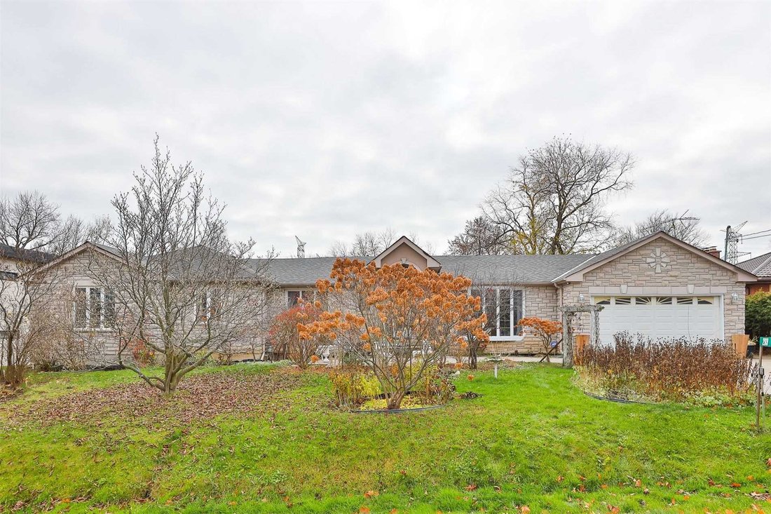 Breathtaking County Home In Cherrywood Estates In Pickering, Ontario