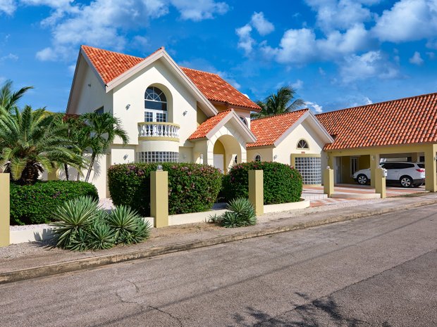 Luxury homes with garden for sale in Oranjestad, Aruba | JamesEdition