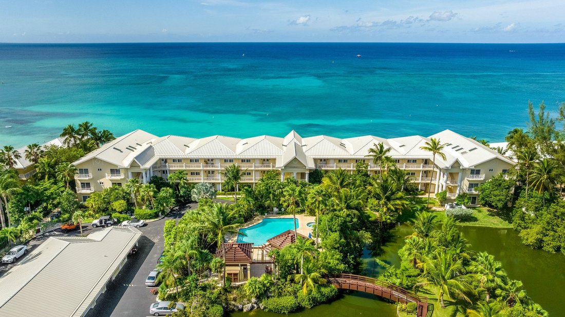 Spacious Beach Front Penthouse In Grand Cayman In Town, Cayman