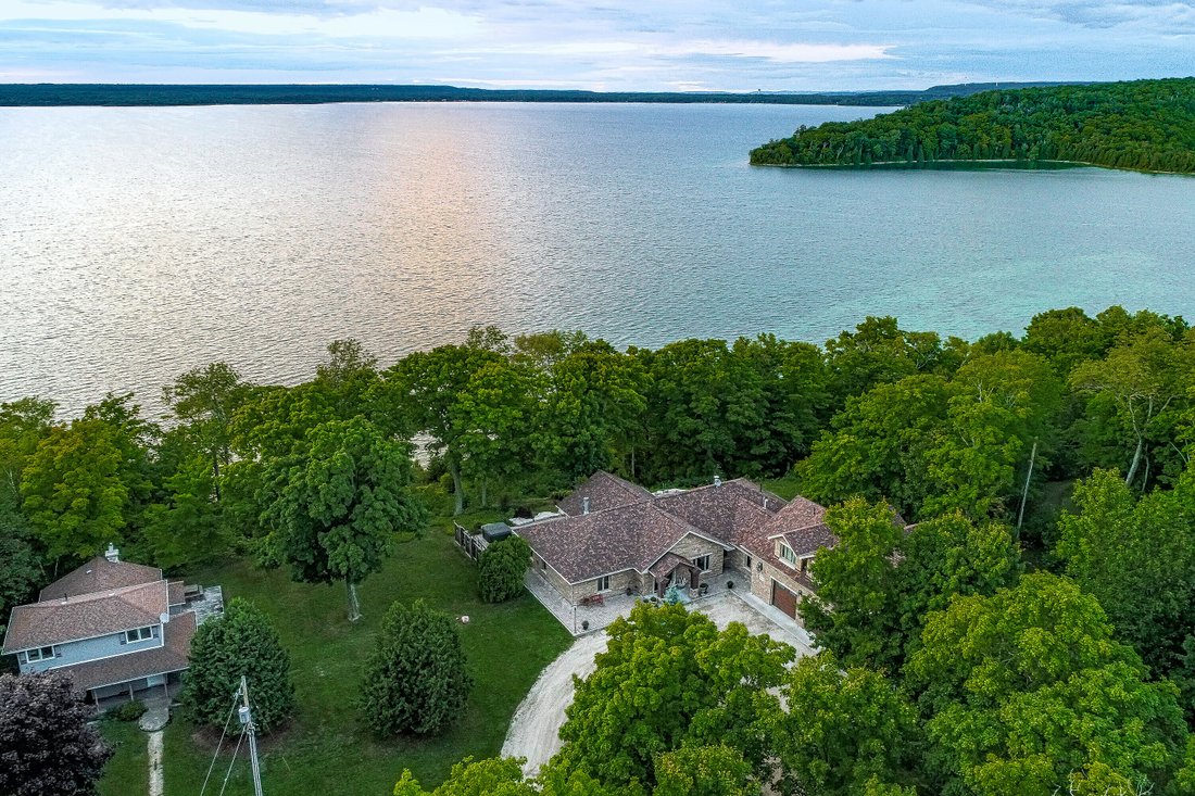 Islas Manitoulin En Mindemoya, Ontario, Canadá En Venta (12376758)