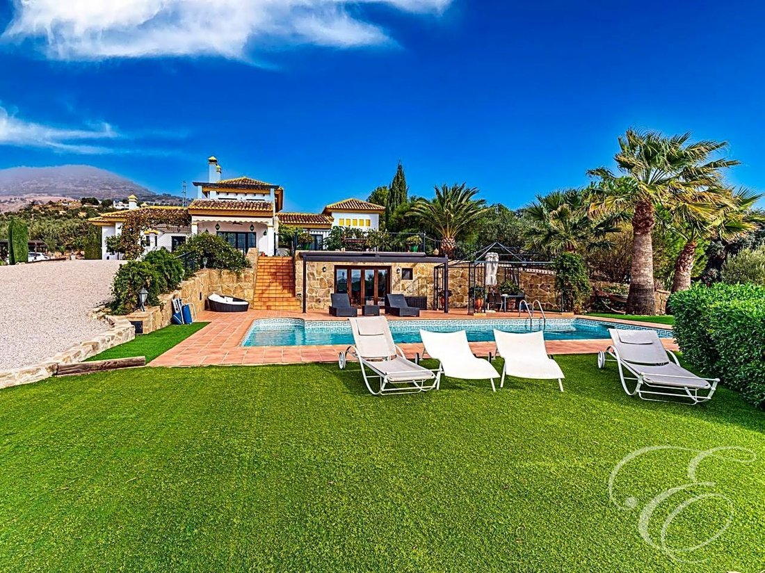 Villa in Villanueva de la Concepcion, Andalusia, Spain 2 - 12379010